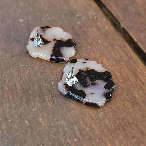 Oversized tortoiseshell acrylic seashell studs - Picture 4 of 13